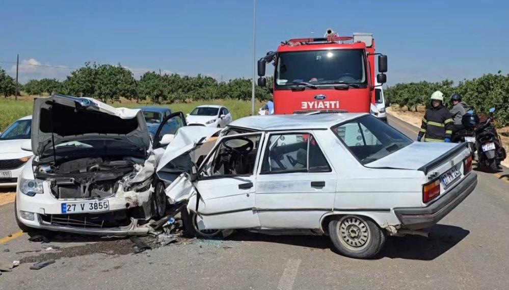 Gaziantep'te otomobiller kafa kafaya çarpıştı: Sürücüler yaralandı