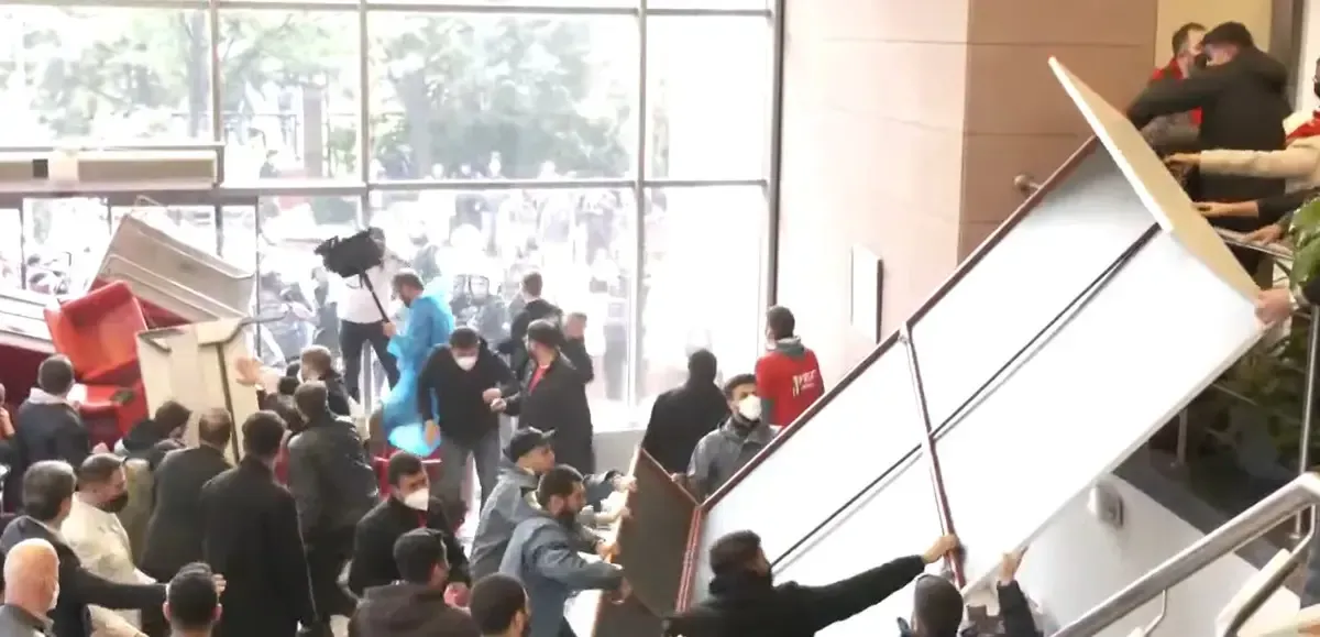 CHP Genel Merkezi'nde tansiyon yükseldi! Polis kapıyı kırıp bahçeye girdi