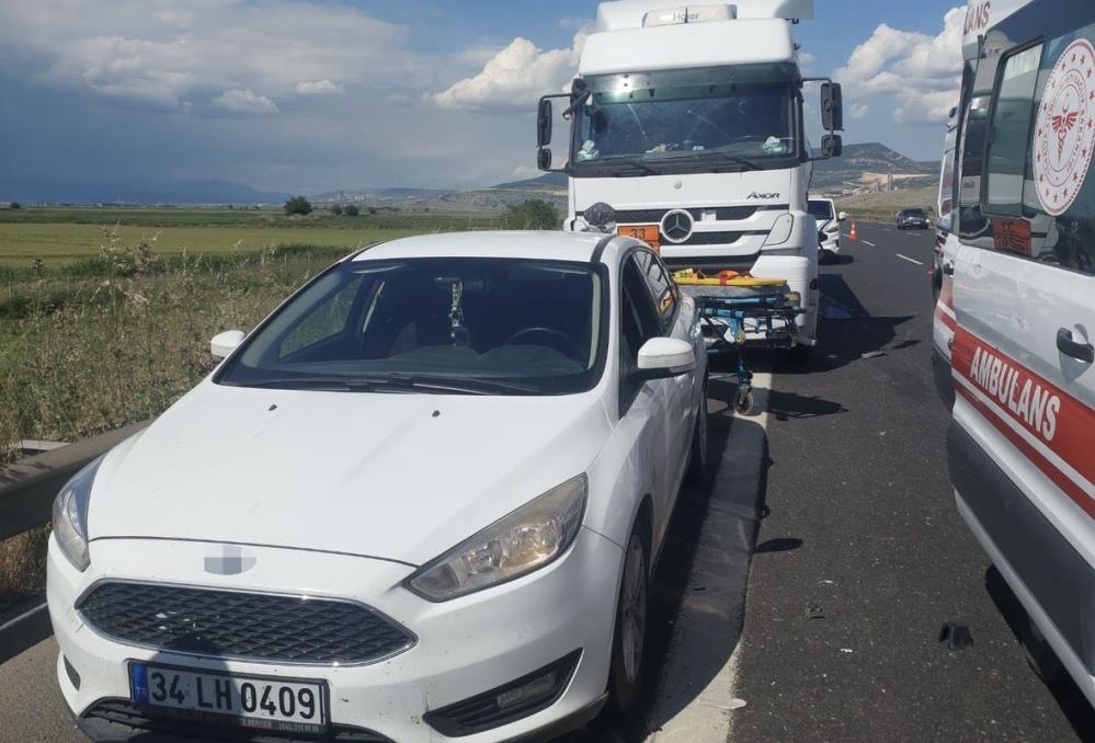 TAG Otoyolu'nda bozulan tıra yardım için duranlara başka tır çarptı: 1 ölü, 2 yaralı