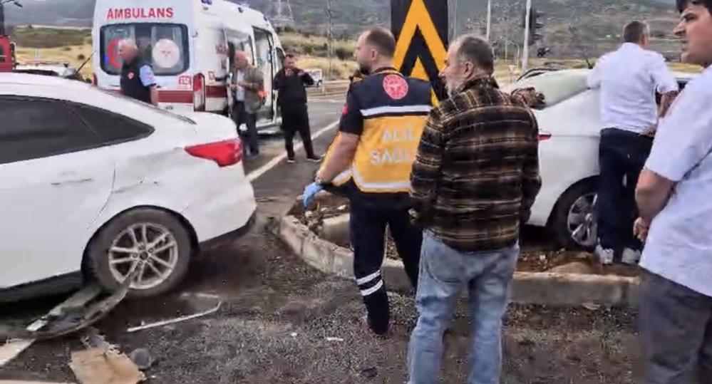 Gaziantep'te iki otomobil çarpıştı: 6 yaralı