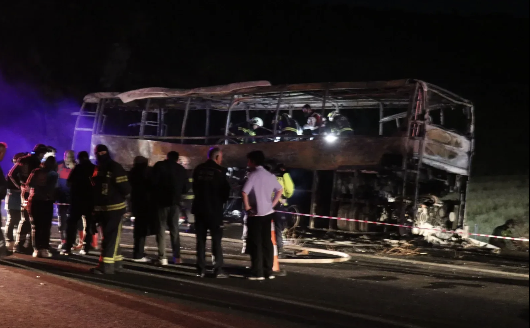 FELAKET! Otobüs bariyerlere çarpıp yandı 8 ölü 33 yaralı
