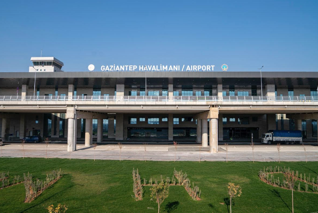 ŞOK OLAY! Gaziantep Havalimanı’nda "Ucuz Tarife" Krizi: Su ve Sandviç Satışı Yasaklandı!