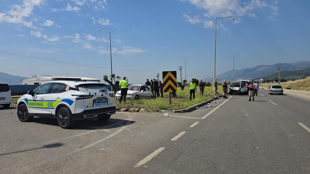 Gaziantep'te 2 otomobil kavşakta çarpıştı: 1 yaralı
