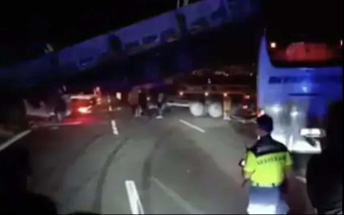 SON DAKİKA: Gaziantep'te tır ve otobüs çarpıştı Ekipler olay yerinde Yol kapalı