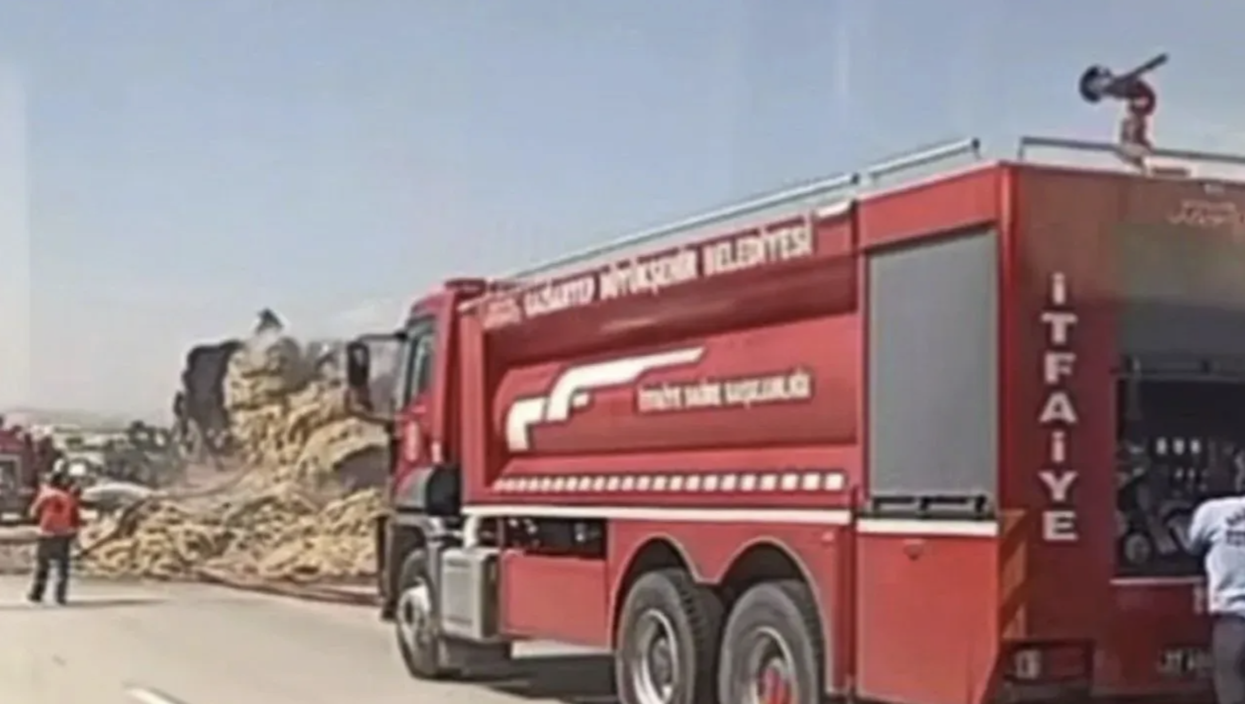 Gaziantep'te saman yüklü tır yandı