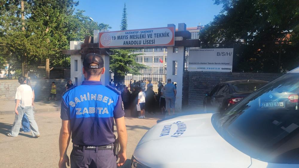 Şahinbey zabıta ekipleri LGS'de öğrencilerin yanında oldu