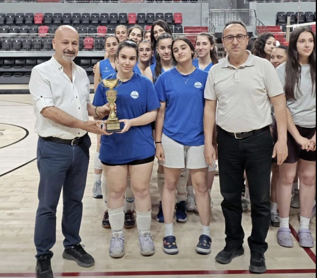 Merinos Voleybol Betül Çoban'ı unutmadı