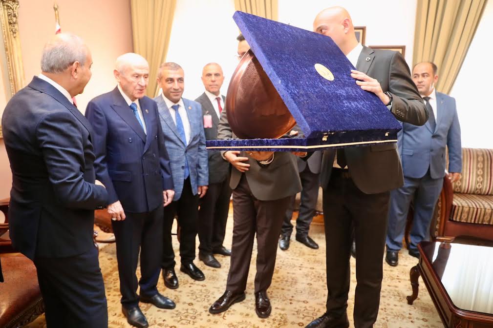 MHP Gaziantep’ten Ankara Çıkarması: Bahçeli’ye Anlamlı Hediye
