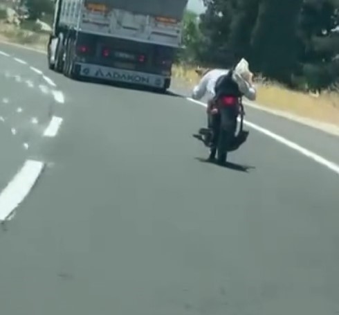 Gaziantep'te yoğun trafikte tehlikeli motosiklet yolculuğu