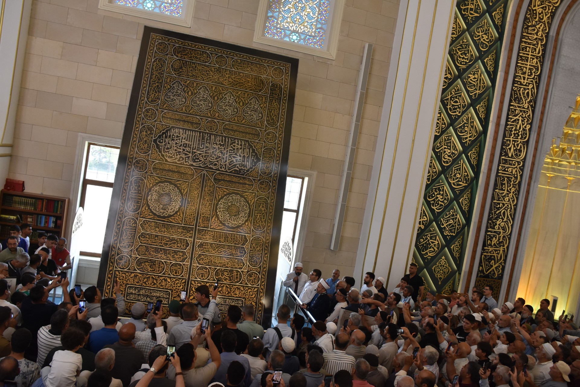KABE'NİN KAPI ÖRTÜSÜ MİLLET CAMİ VE KÜLLİYESİ’NDE SERGİLENİYOR