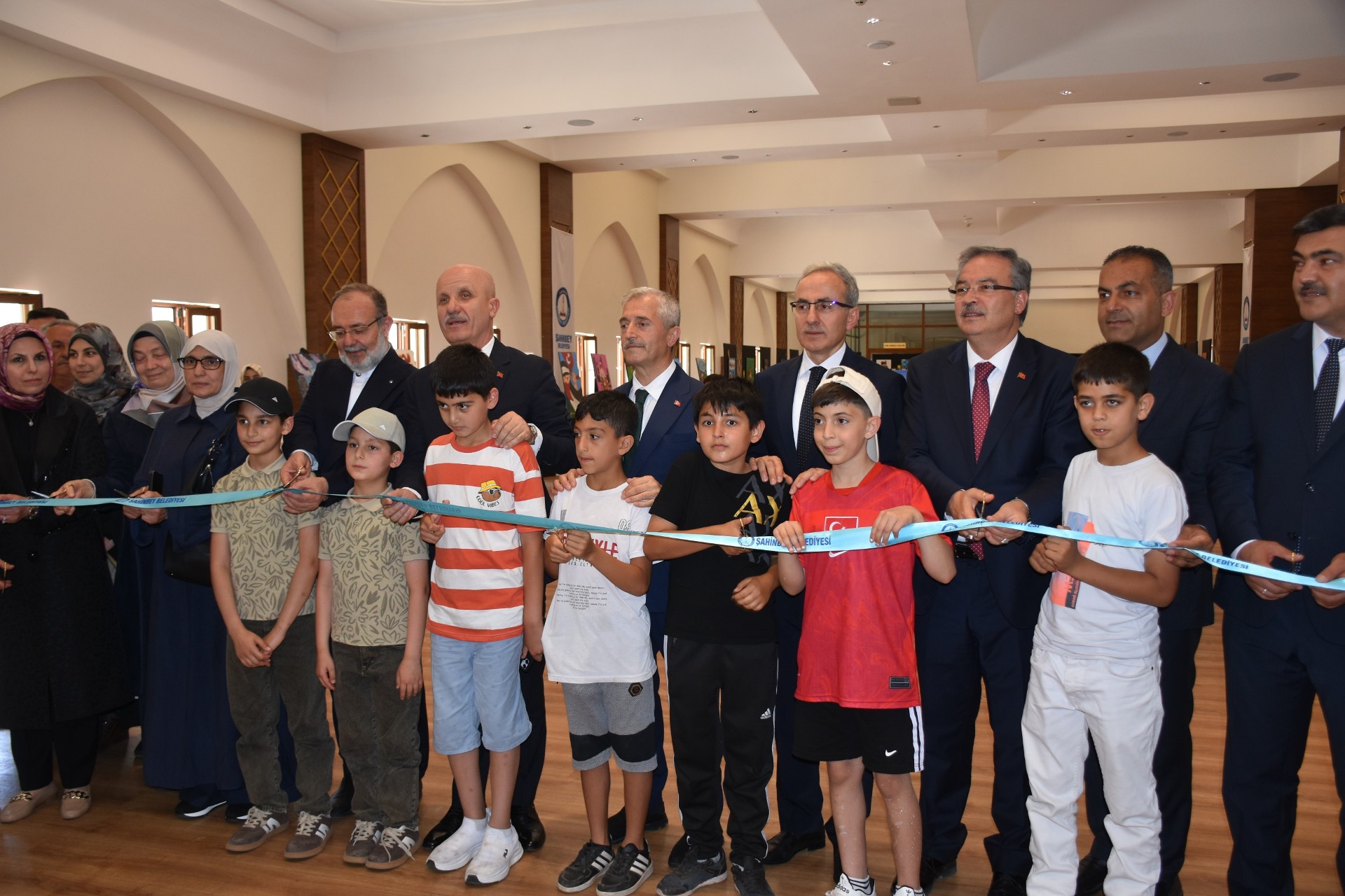 FİLİSTİNLİ ÖĞRENCİLERİN RESİMLERİ, "MİLLET CAMİİNDE" SERGİLENİYOR