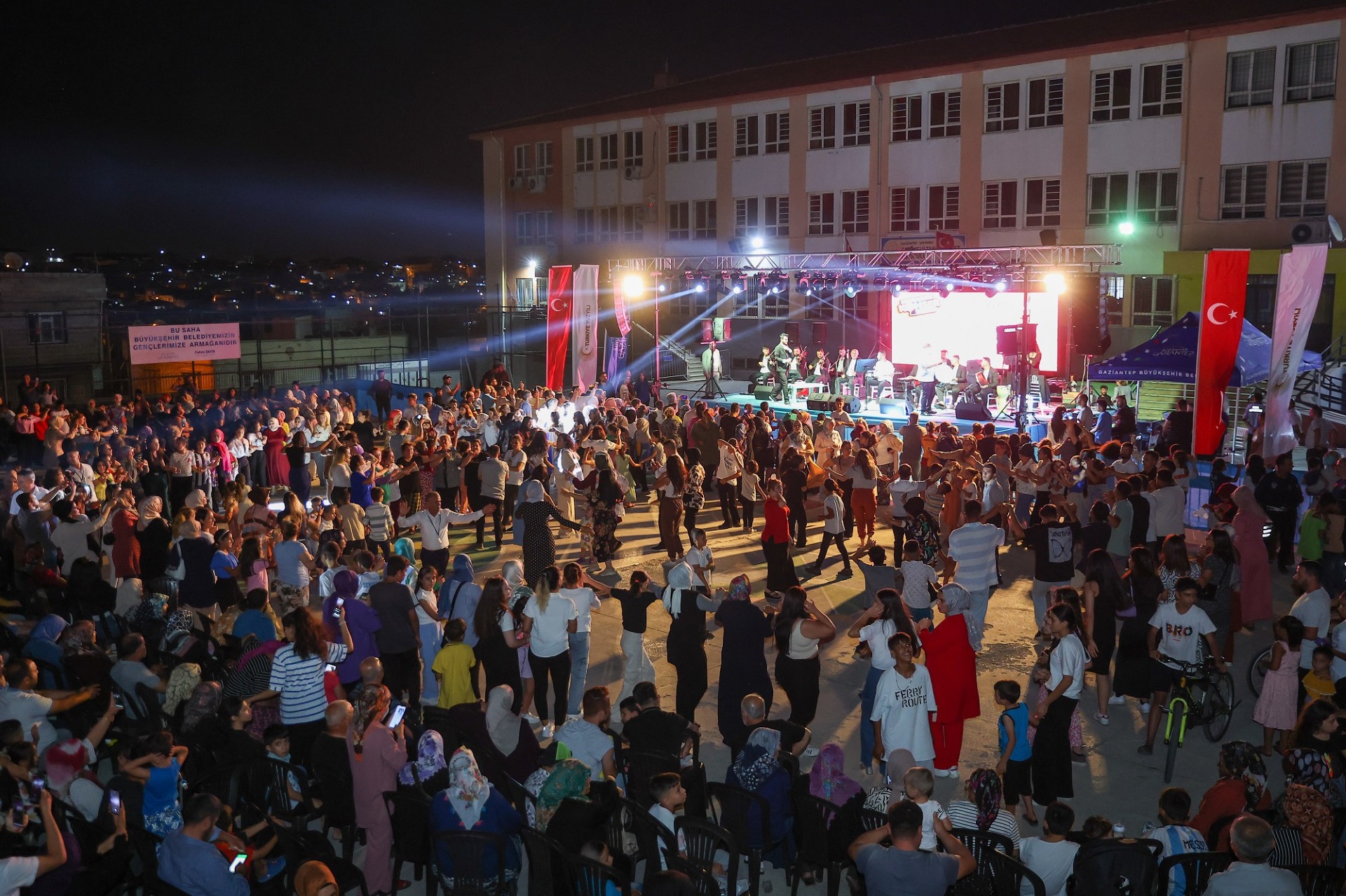 GAZİANTEP BÜYÜKŞEHİR’İN “MAHALLEMDE KONSER VAR” ETKİNLİĞİ YAZ COŞKUSUYLA YENİDEN BAŞLIYOR
