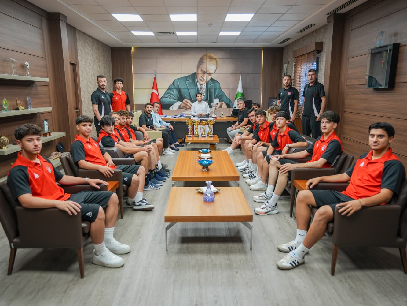 BAŞKAN YILMAZ, ŞAMPİYONLARI AĞIRLADI  KIRMIZI SİYAHLILARDA HEDEF TÜRKİYE ŞAMPİYONLUĞU