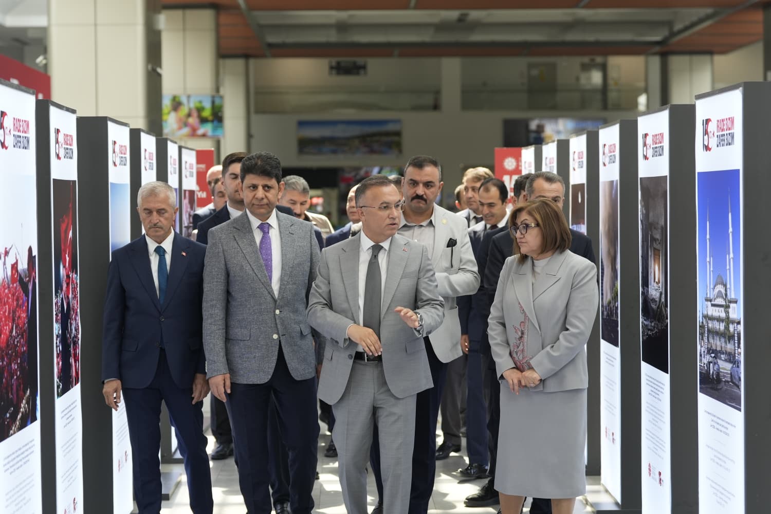 "Hafıza ve Hatıra 15 Temmuz Resim Sergisi" Gaziantep Havalimanı'nda Vatandaşlarla Buluşuyor