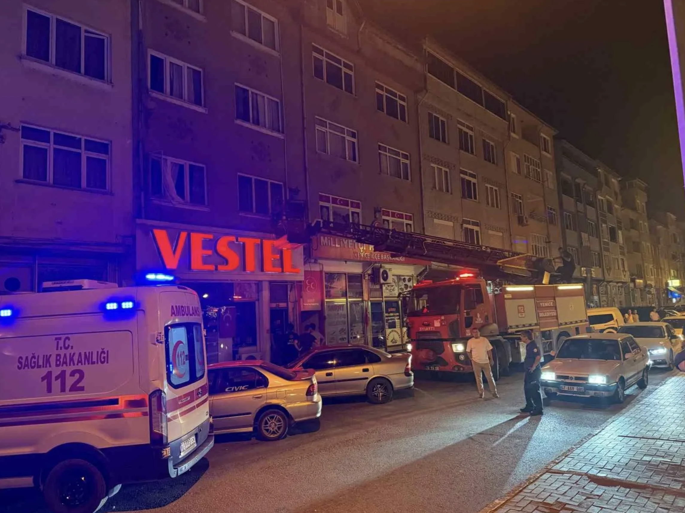 Resmen dehşet: Eşinin boğazını kesti