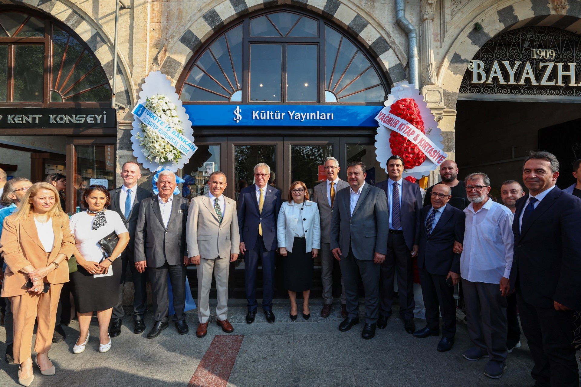 BAŞKAN ŞAHİN’İN GİRİŞİMLERİ VE DESTEKLERİYLE TÜRKİYE İŞ BANKASI KÜLTÜR YAYINLARI GAZİANTEP MAĞAZASI AÇILDI