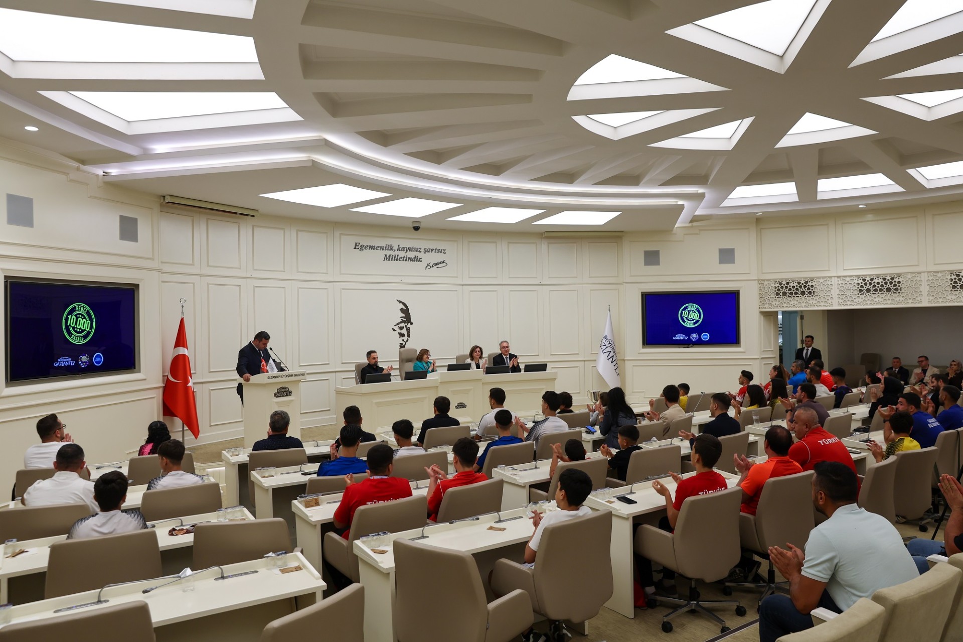 BAŞKAN ŞAHİN, GAZİANTEP BELEDİYE SPOR KULÜBÜ’NÜN BAŞARILI SPORCULARIYLA BİR ARAYA GELDİ