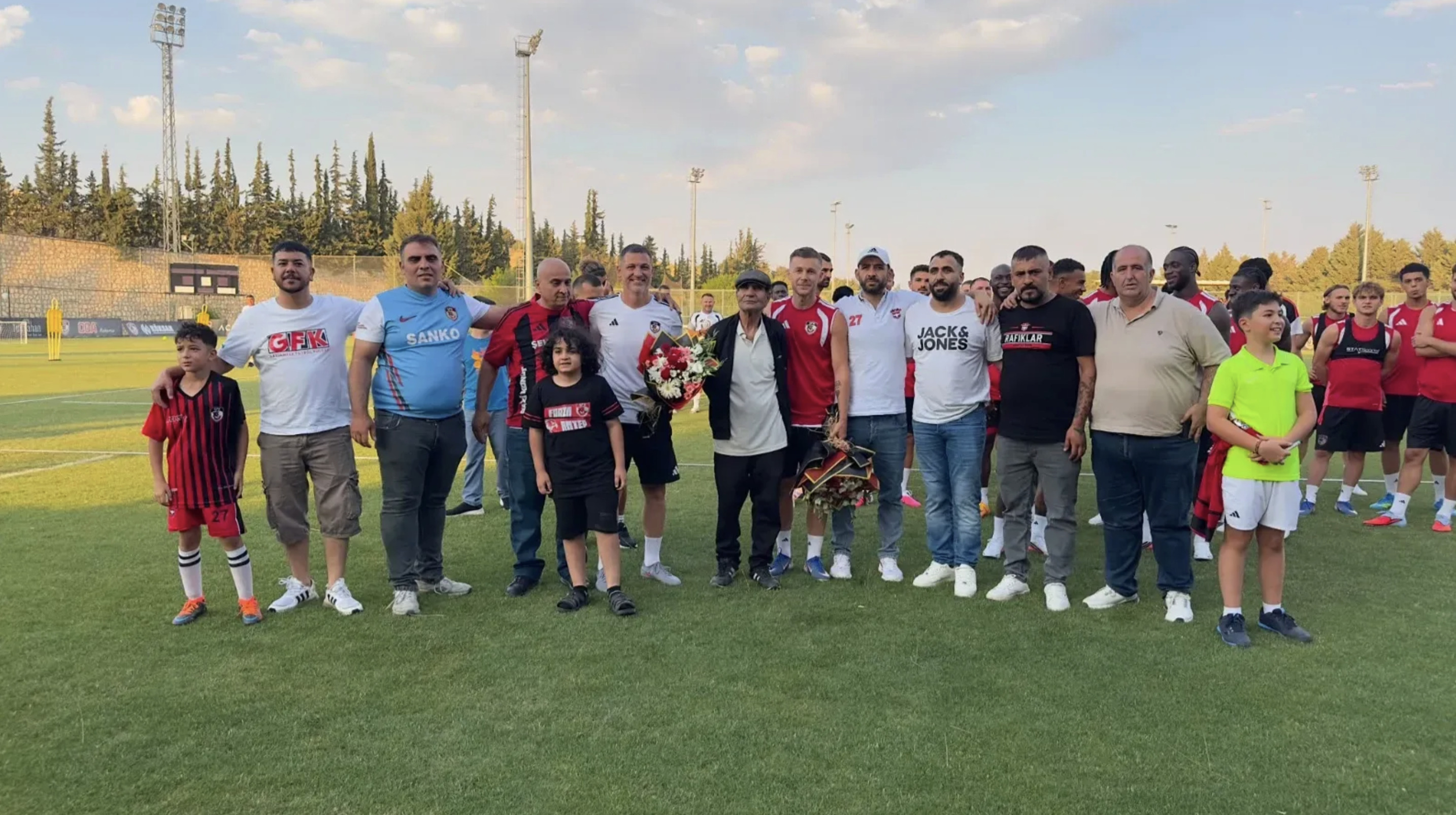 Radoi ve Maxim'e çiçek verdiler