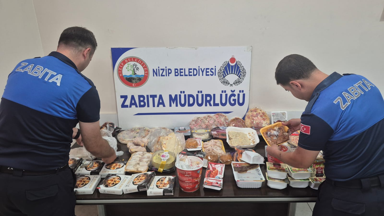 “Nizip’te tarihi geçmiş ürünlere geçit yok: Cezalar kesildi, ürünler toplandı”