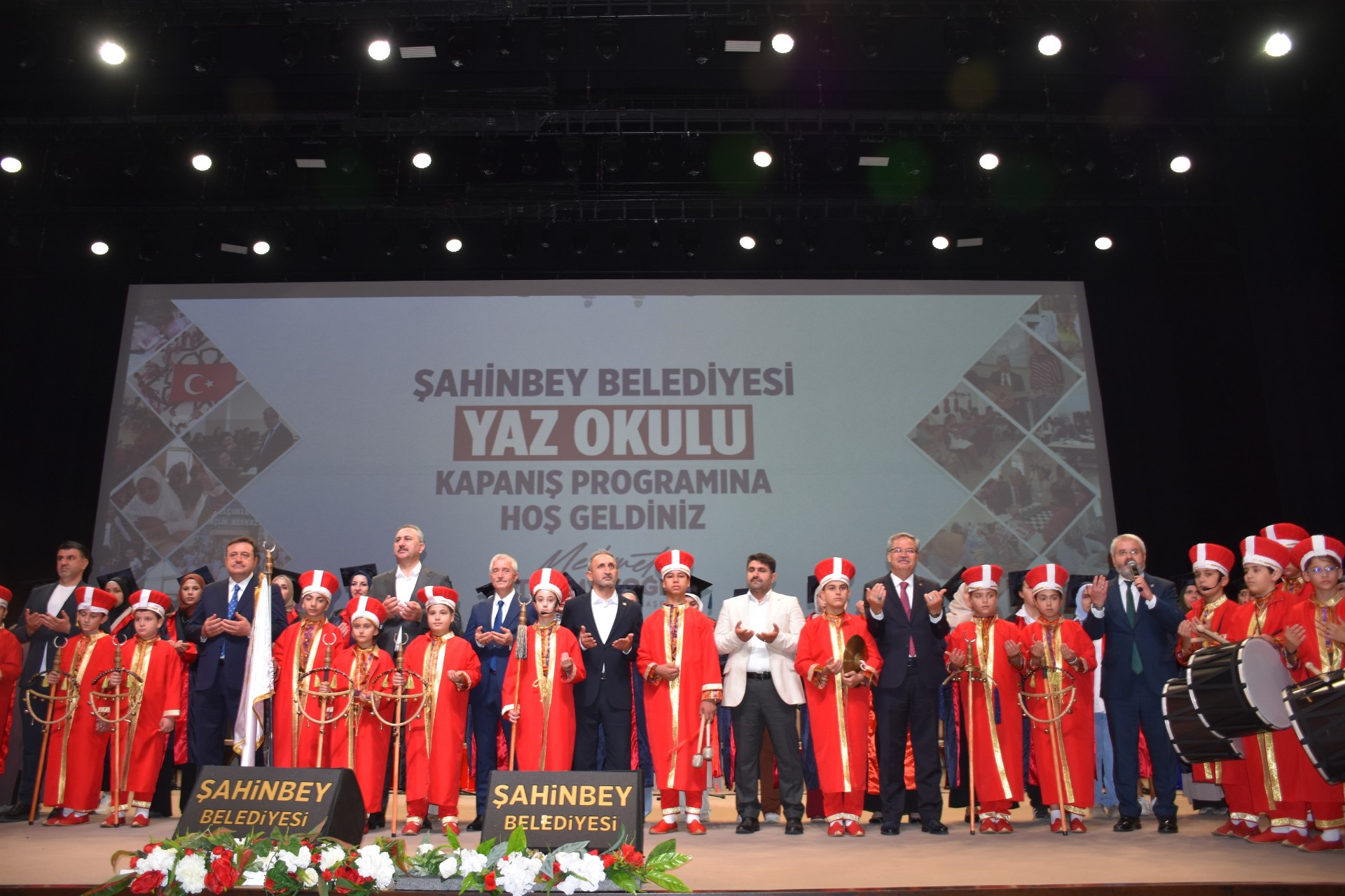 Şahinbey’de Mezuniyet Coşkusu: Gençler Kep Attı!