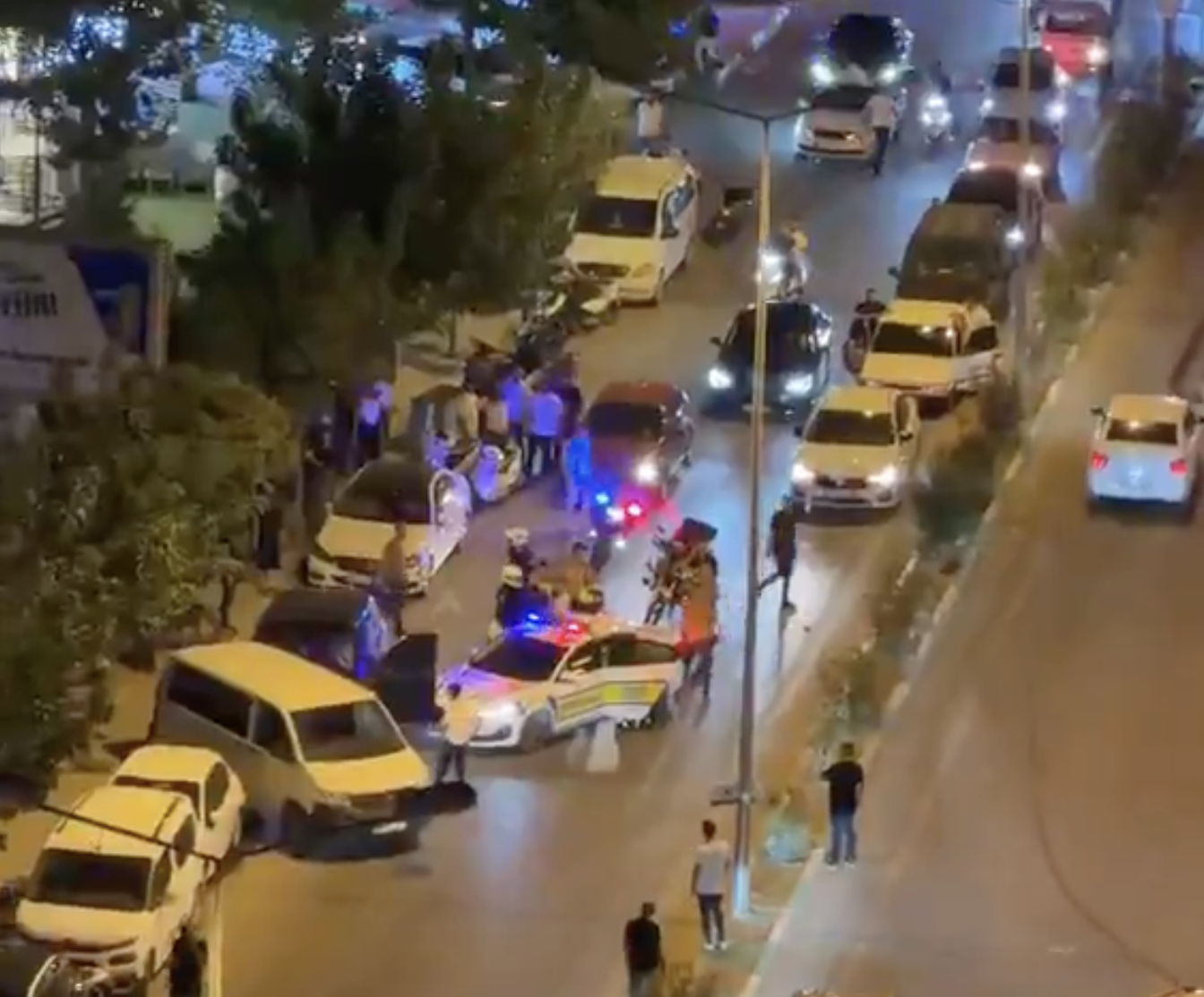 Dehşet Anları: Polis Havaya Ateş Açtı, Saldırgan Güçlükle Etkisiz Hale Getirildi