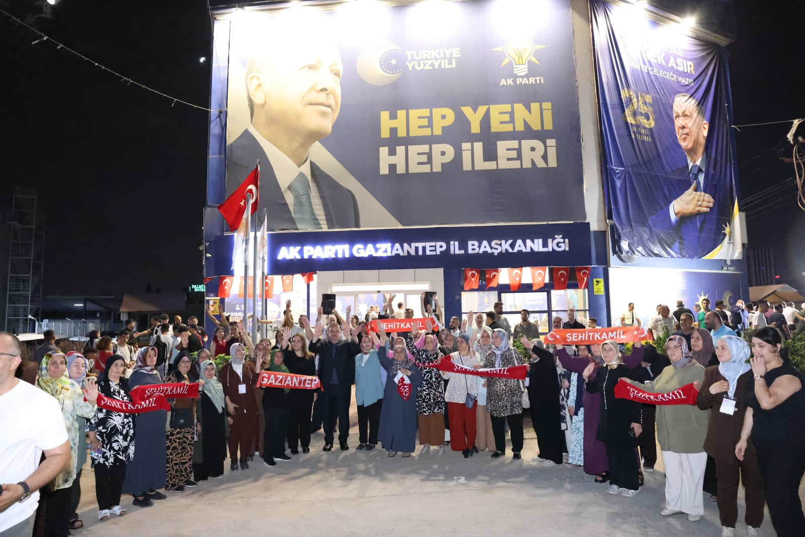 AK PARTİ GAZİANTEP TEŞKİLATLARINDAN MALAZGİRT’E BÜYÜK ÇIKARMA