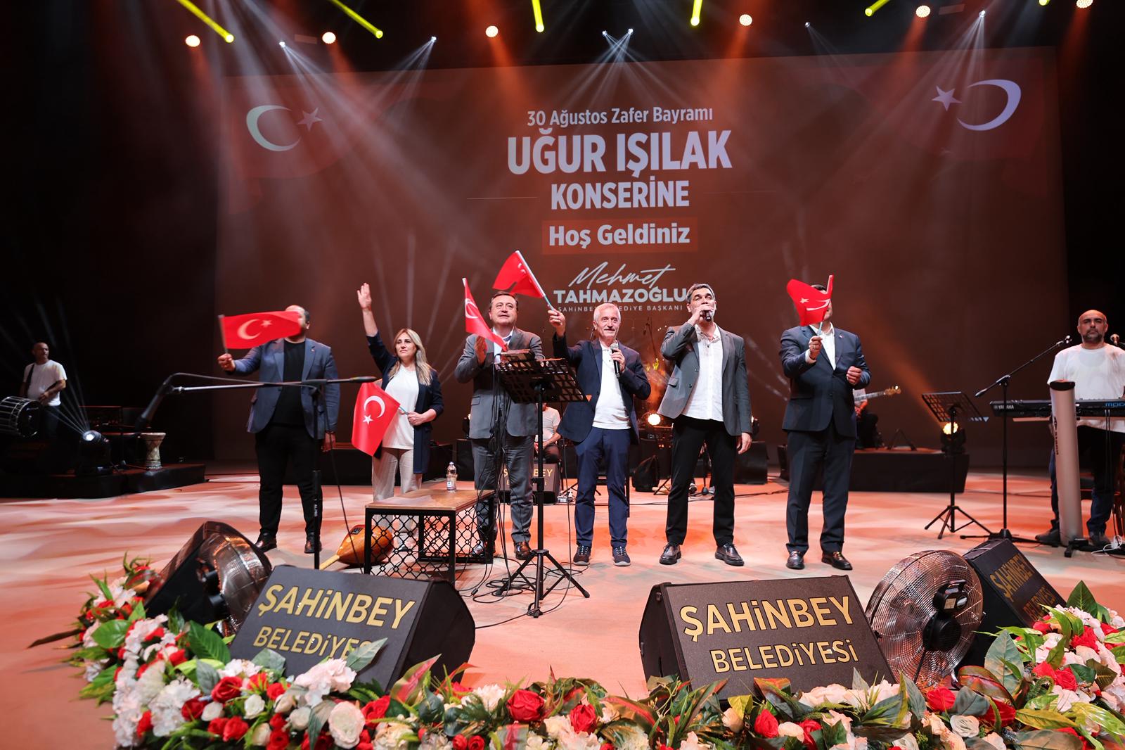 ŞAHİNBEY’DE ZAFERİN COŞKUSU ŞARKILARLA TAÇLANDI