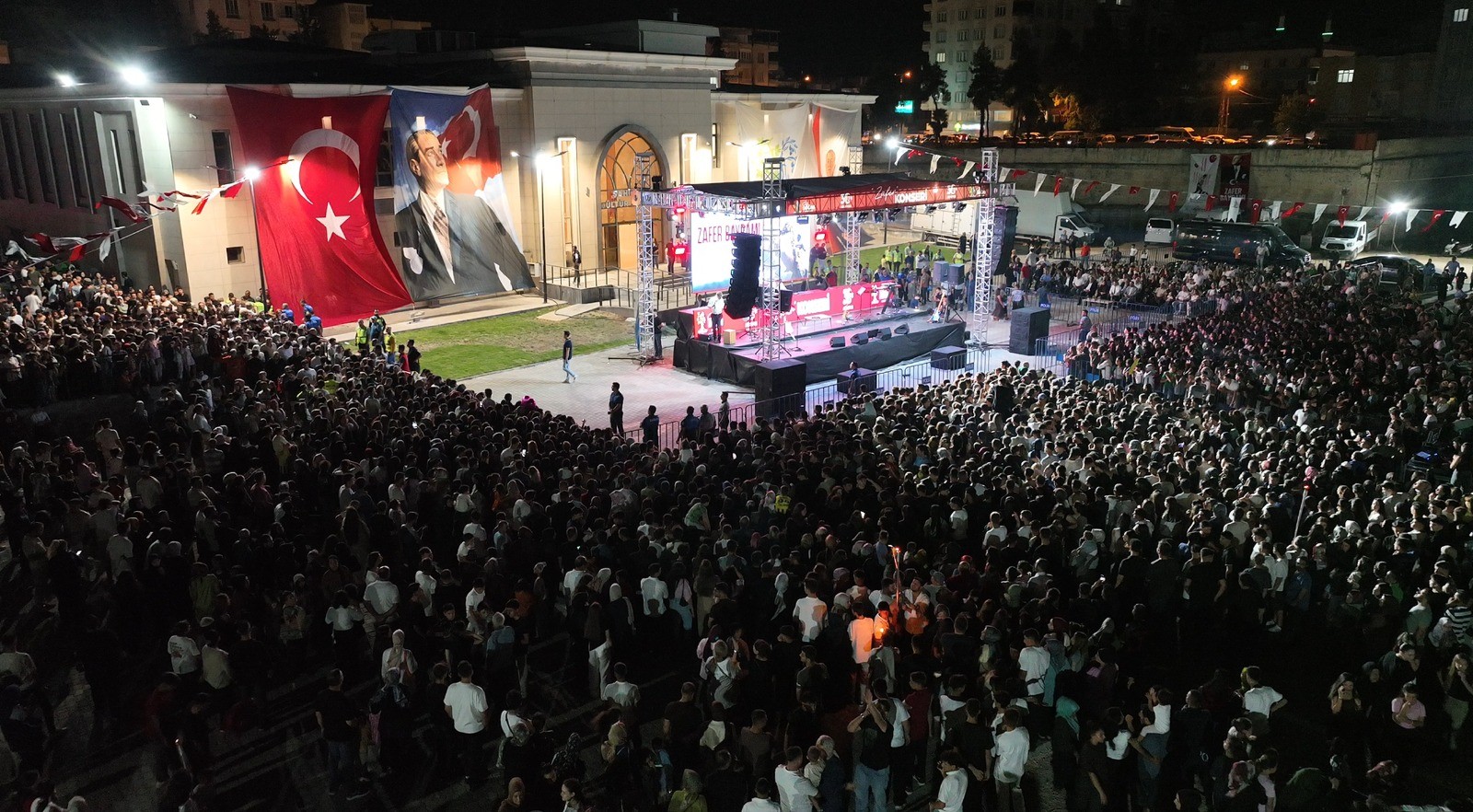 Nizip’ten 20 bin ışık yükseldi