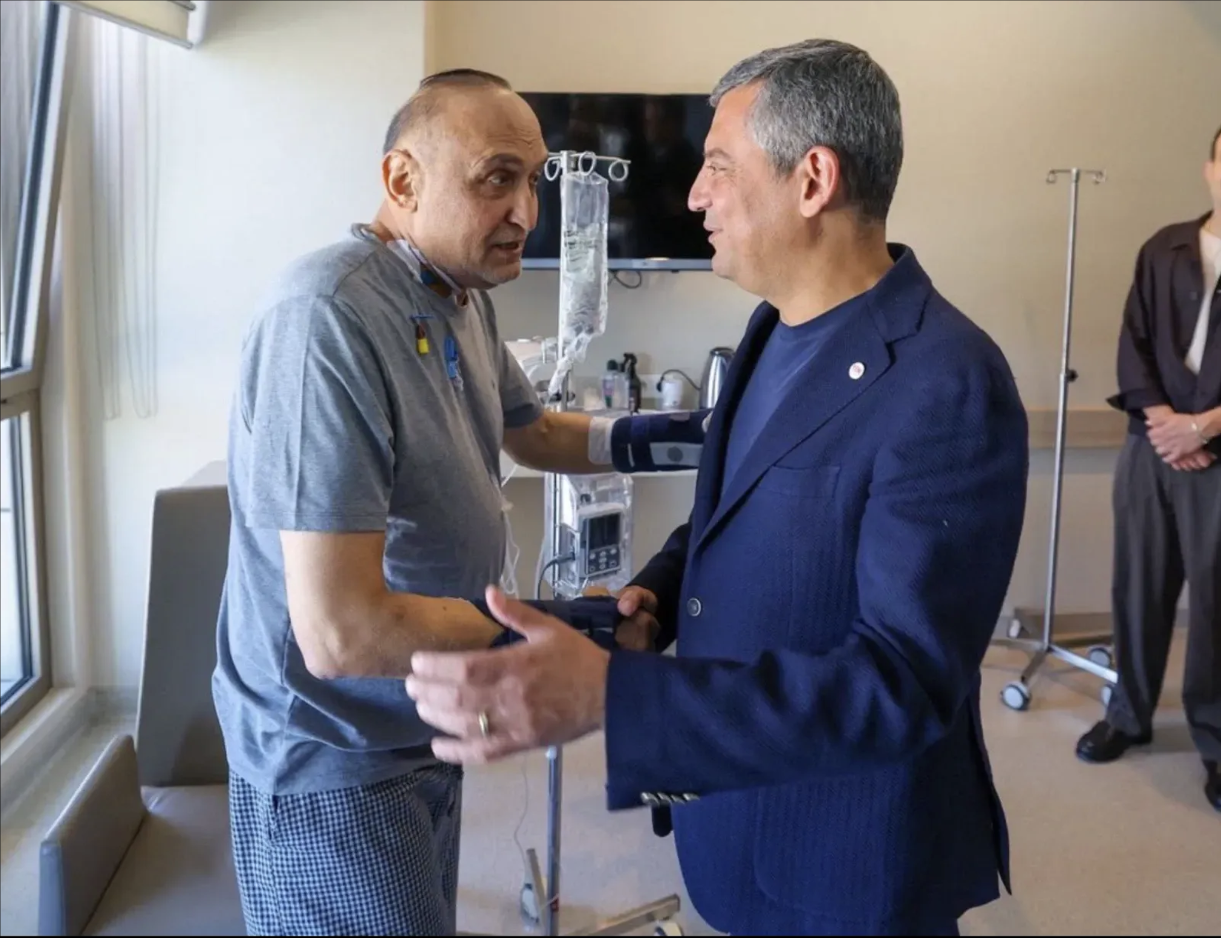 Melih Meriç’in Tedavisi Sürüyor: Özgür Özel Hastanede Ziyaret Etti