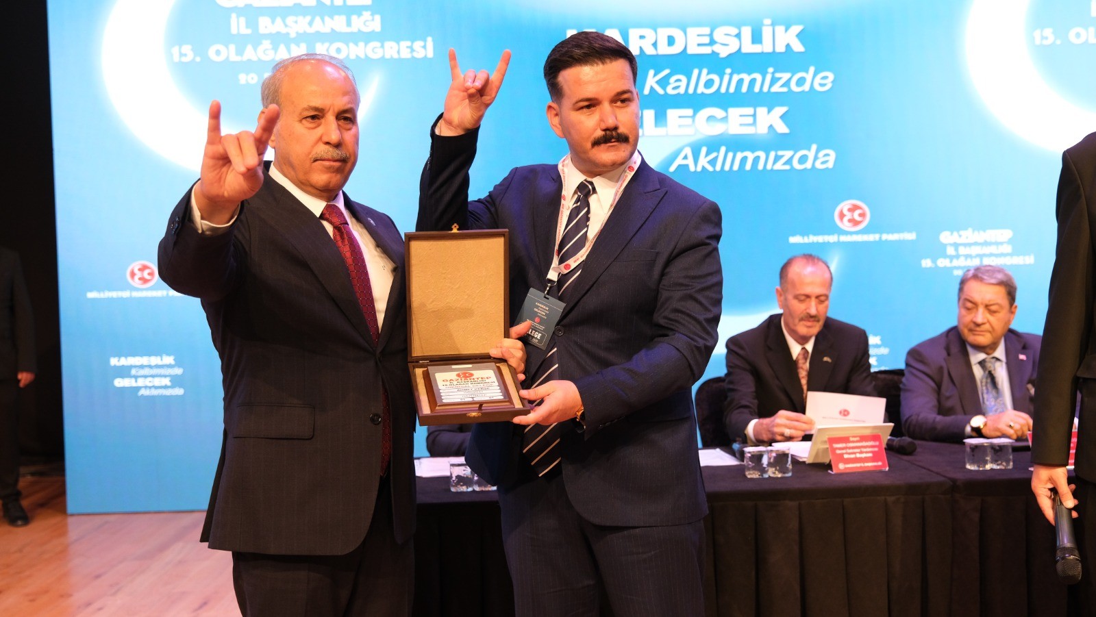 MHP Gaziantep İl Kongresi’nde Duygu Dolu Anlar: Ülkücü Şehit Ahmet Kerse’ye Onursal Delege Beratı