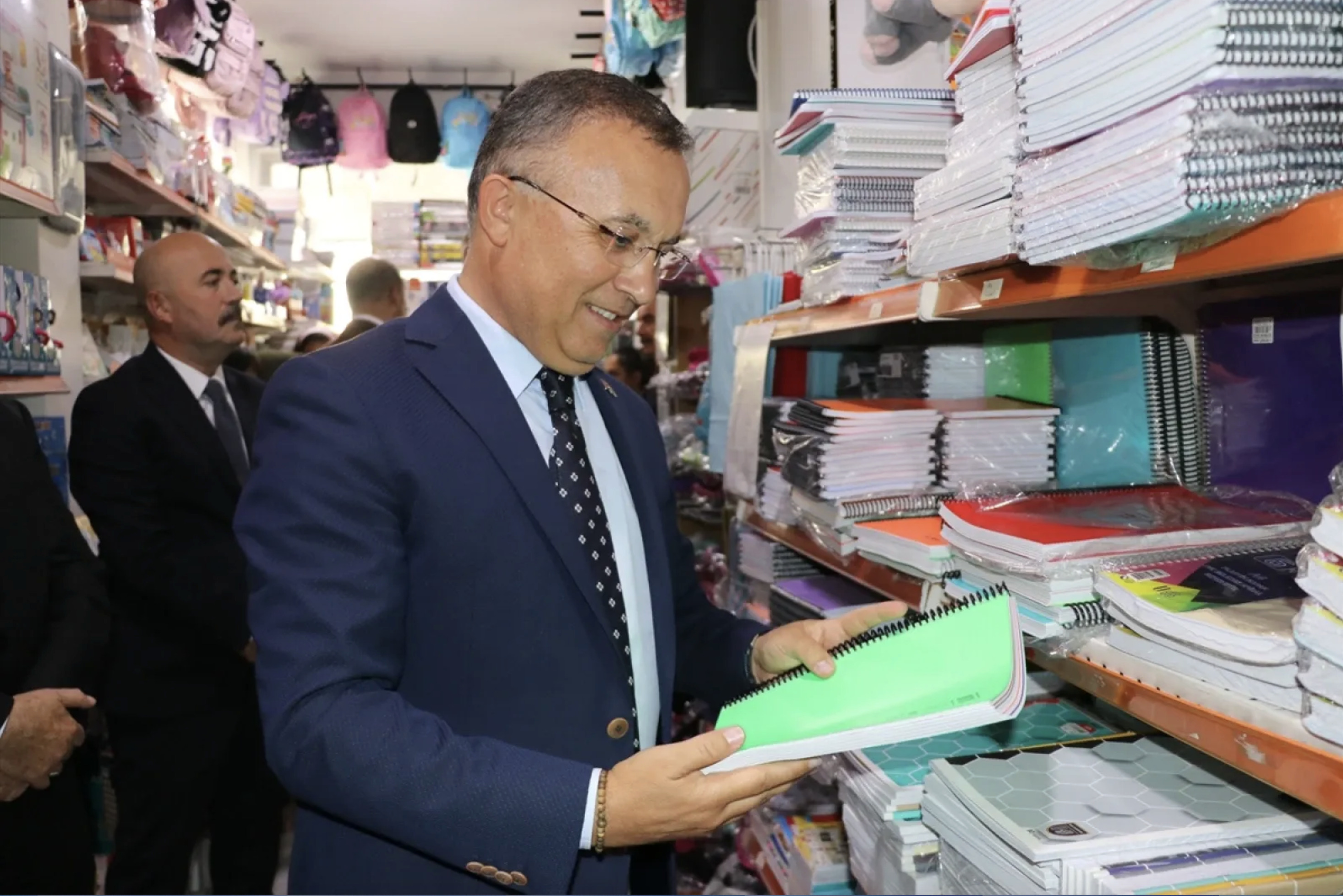 Gaziantep'te ihtiyaç sahibi öğrencilere kırtasiye desteği devam ediyor