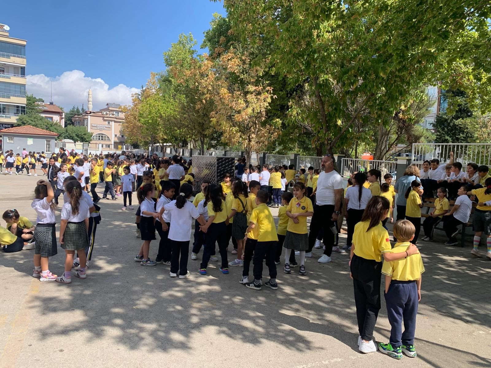 Şanlıurfa Sallandı, Gaziantep'te Öğrenciler Bahçeye İndirildi
