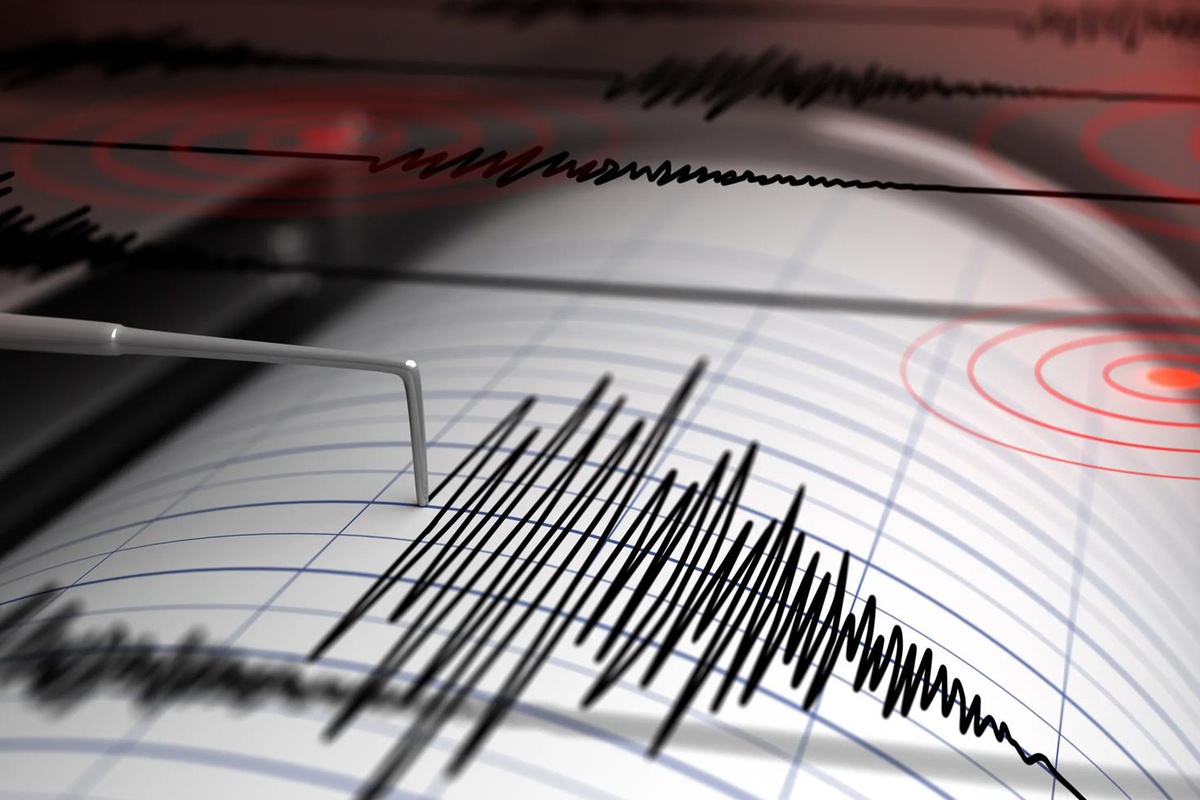 Deprem yine salladı! Halk sokağa çıktı