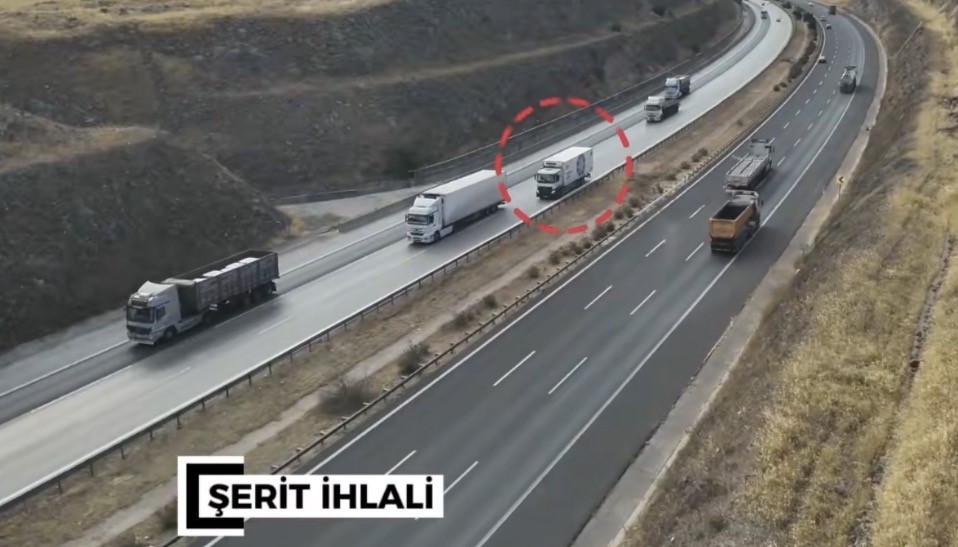 Gaziantep'te jandarmadan otoyolda trafik denetimi: 903 araca ceza