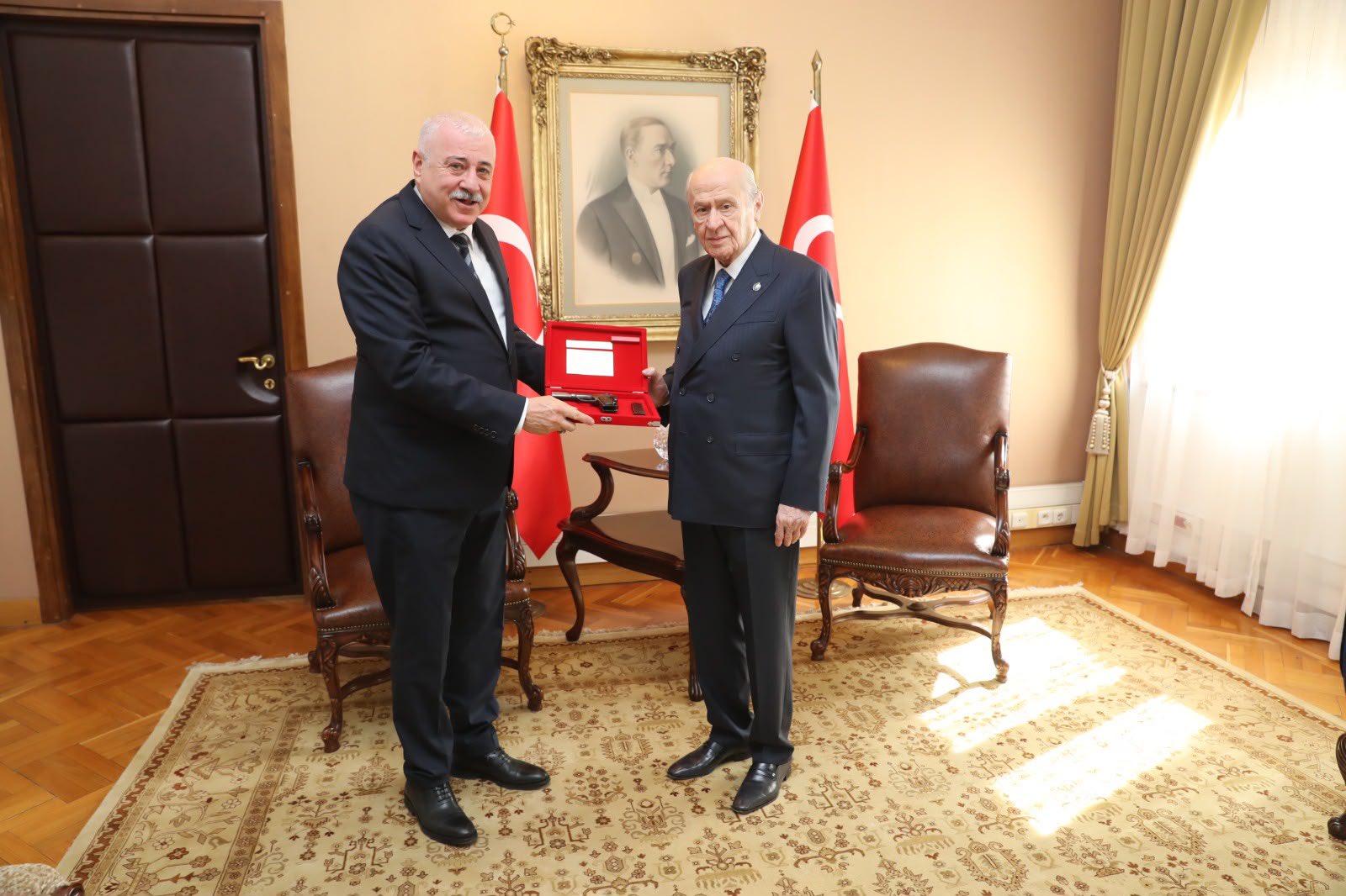 Sermet Atay’dan Bahçeli’ye tarihi hediye