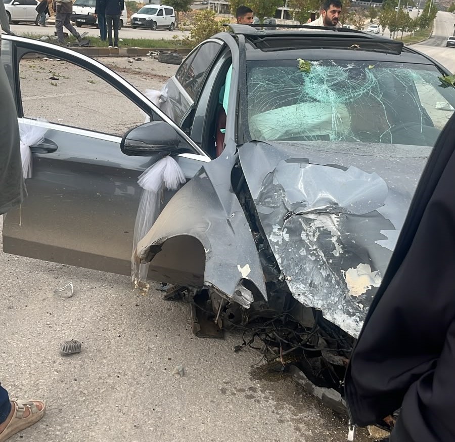 Gaziantep'te korkutan kaza: Elektrik direğine çarpıp karşı şeride uçtu