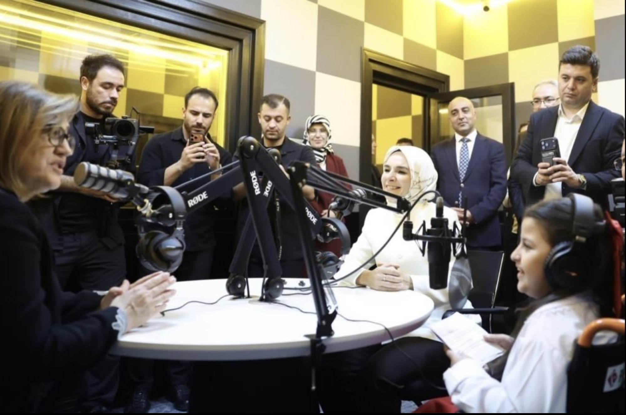 Serebral palsi hastası Cansu, ilk röportajını Bakan Göktaş ile yaptı