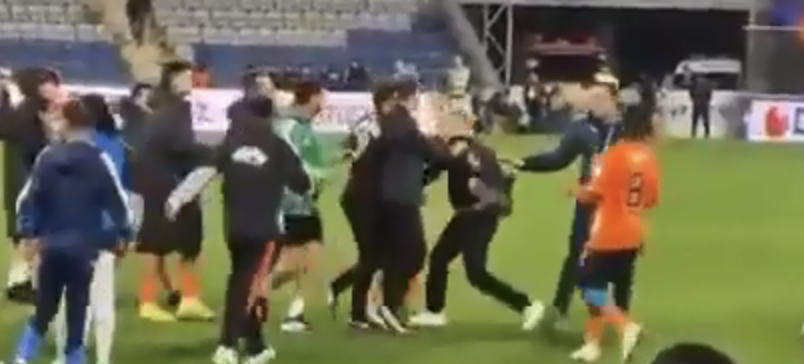 Orhan Ak çıldırdı saha karıştı! İnanılmaz görüntüler