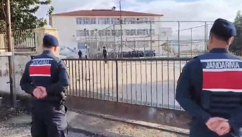 Gaziantep'te jandarmadan okul çevrelerinde huzur uygulaması: Aranan 181 şahıs yakalandı