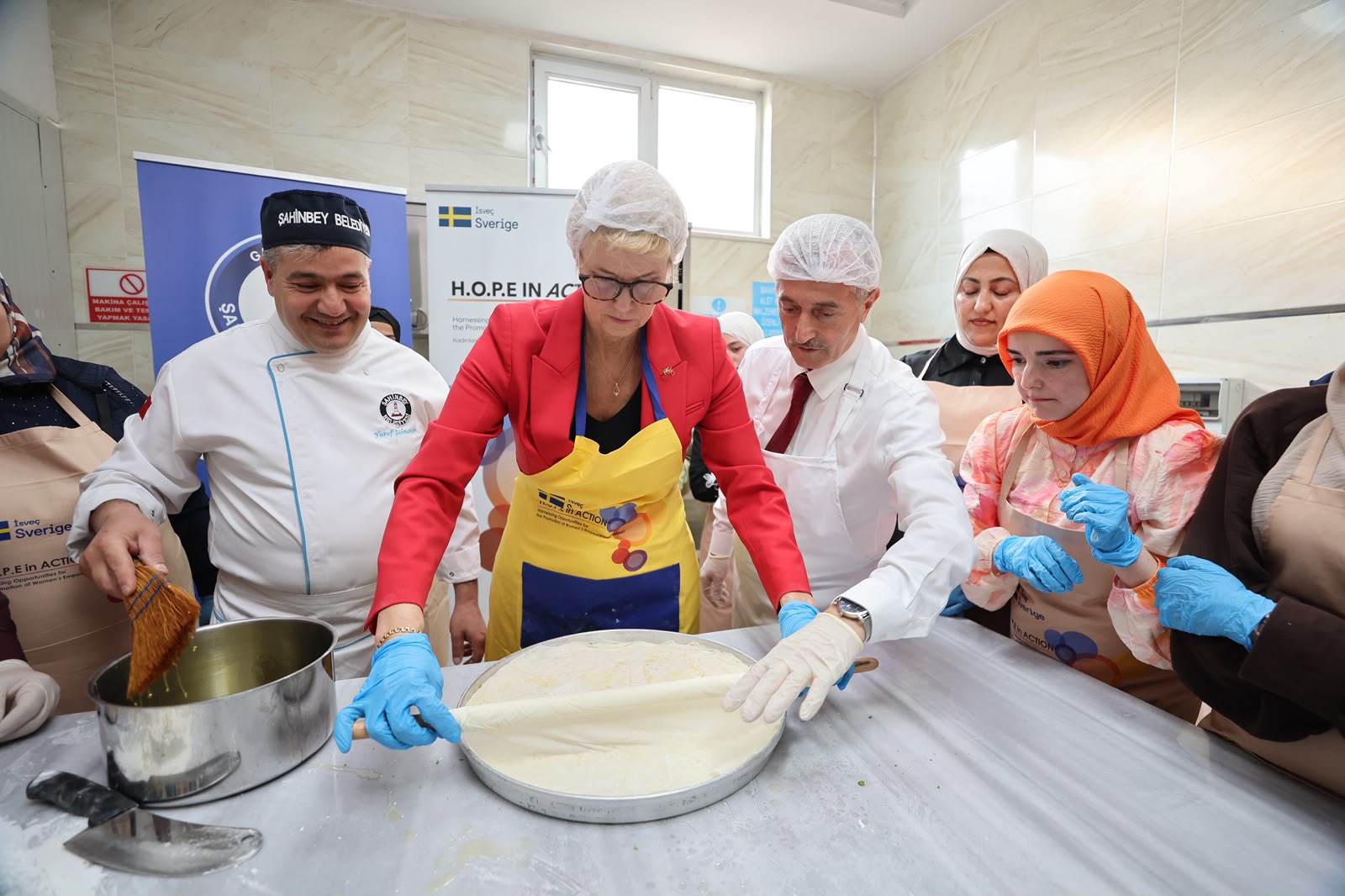 İSVEÇ BÜYÜKELÇİSİ ŞAHİNBEY BELEDİYESİ AŞEVİNDE BAKLAVA AÇTI