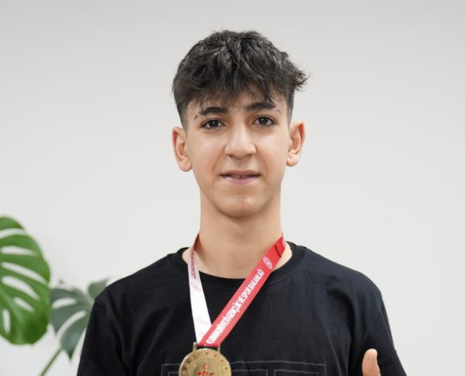 Erdem Koleji öğrencisi Umut Şan, masa tenisinde il şampiyonu oldu