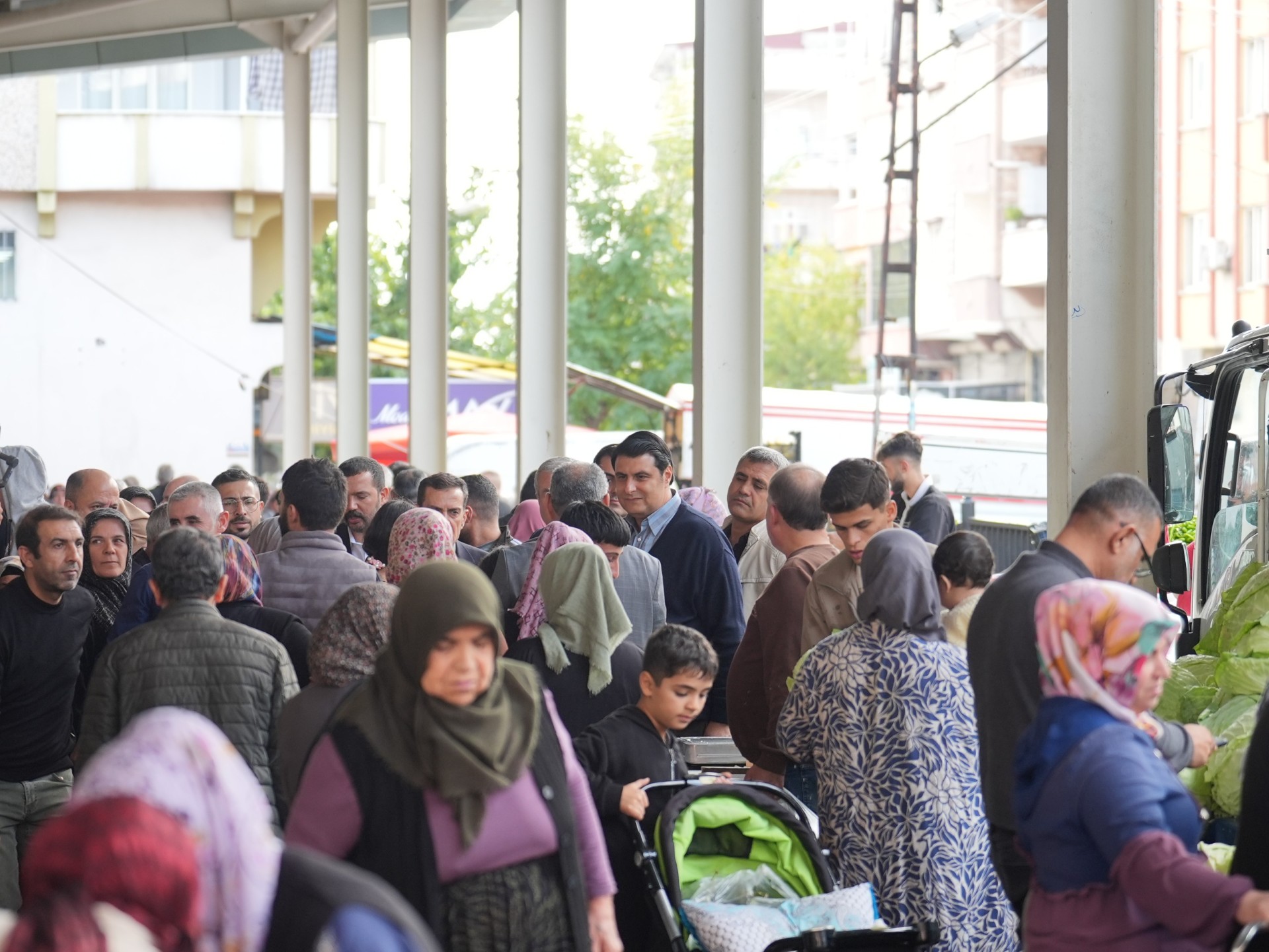Başkan Yılmaz’dan mahalle ziyareti: pazarda fiyatlar düştü!