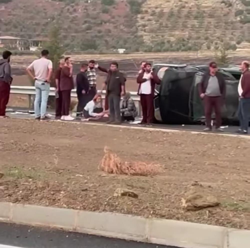 Gaziantep'te kontrolden çıkan araç karşı şeride uçtu: 4 yaralı