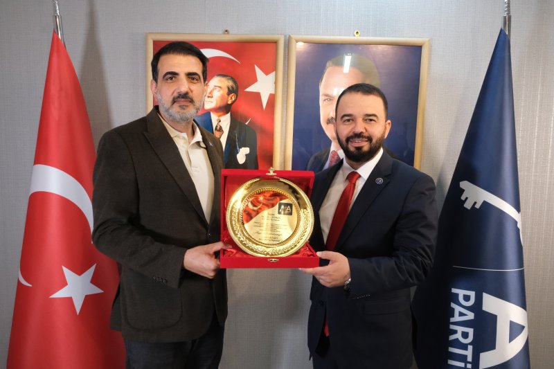 Üzümcü ‘Den Yönetim ve Duran’a Teşekkür Plaketi