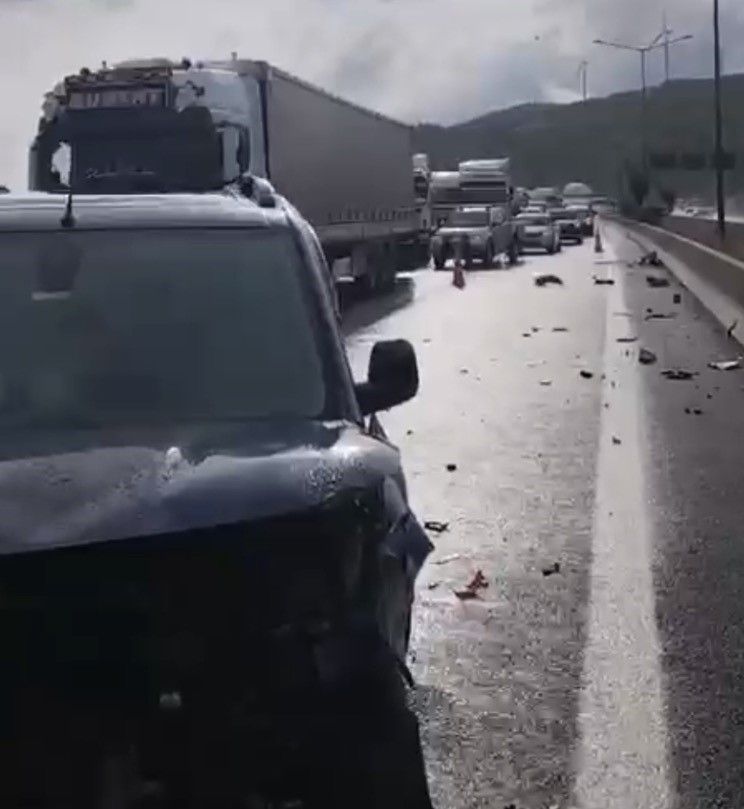 Tarsus-Adana-Gaziantep Otoyolu'nda zincirleme kaza: 8 yaralı