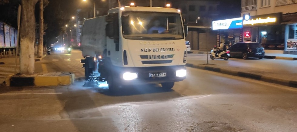 Nizip Belediyesi ekipleri görev başında .