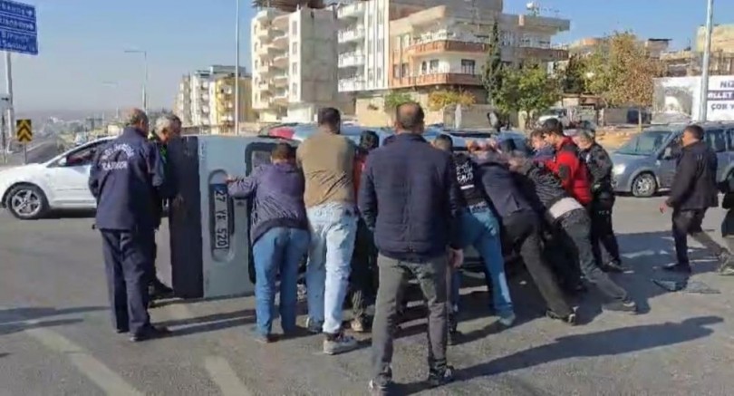 Nizip Otogar Kavşağı'nda çarpışan iki araçta maddi hasar meydana geldi