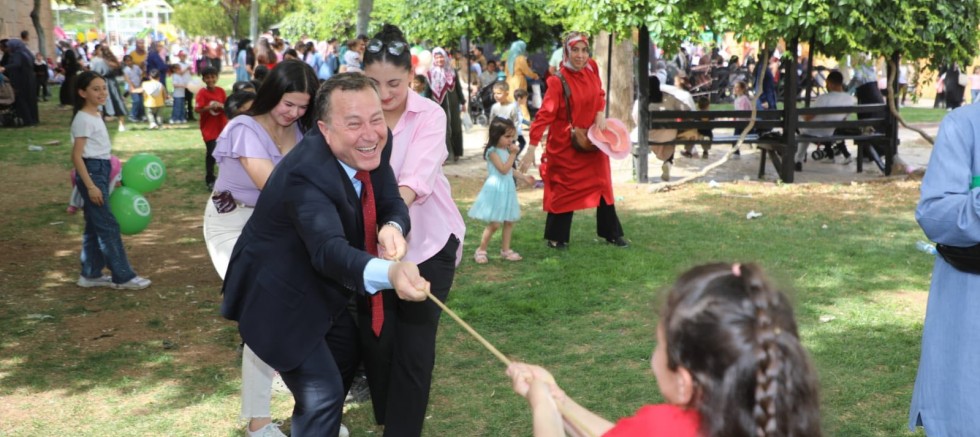 Nizip'te 23 Nisan Coşkusu Osmanlı Parkı'nı sardı