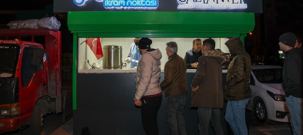 ÖĞRENCİSİNDEN İŞÇİSİNE 15 BİN KİŞİ GÜNE BÜYÜKŞEHİR’İN SICAK ÇORBASIYLA BAŞLIYOR