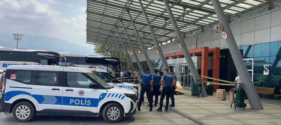 Otogarda baba dehşeti: Kızına tüfekle ateş etti!